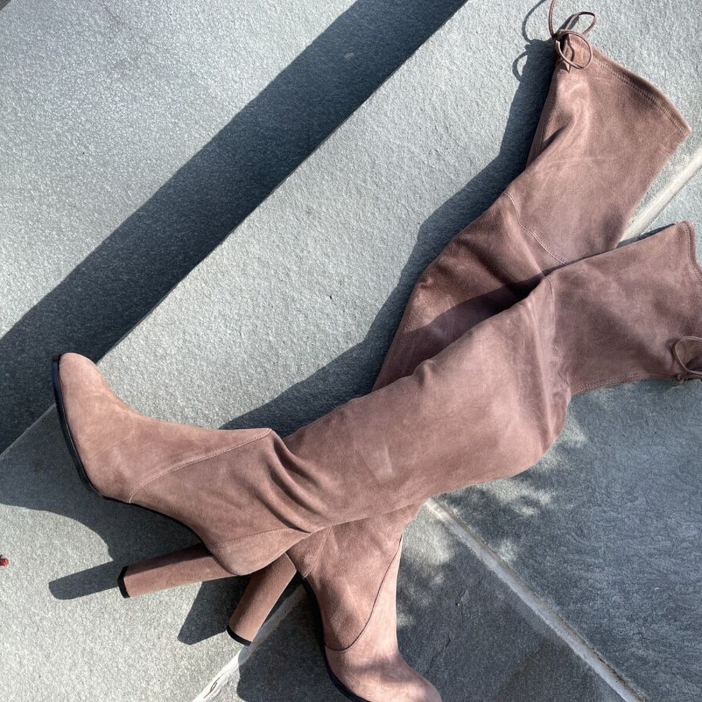 Stuart Weitzman Women’s Highland Over the Knee boots
7.5